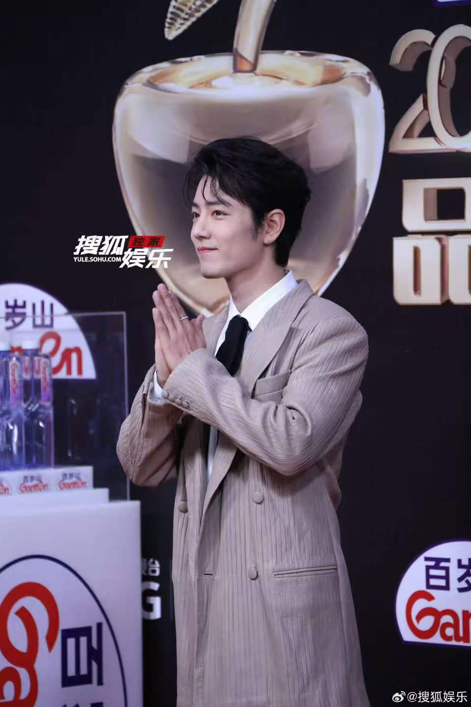 肖战宫廷王子look肖战皮革条纹西装look啊啊啊肖战走个红毯帅成这样！肖战