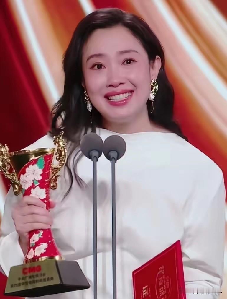 今天最高兴的女明星，恐怕就是王佳佳了吧，一个30多岁籍籍无名打算退演的演员，