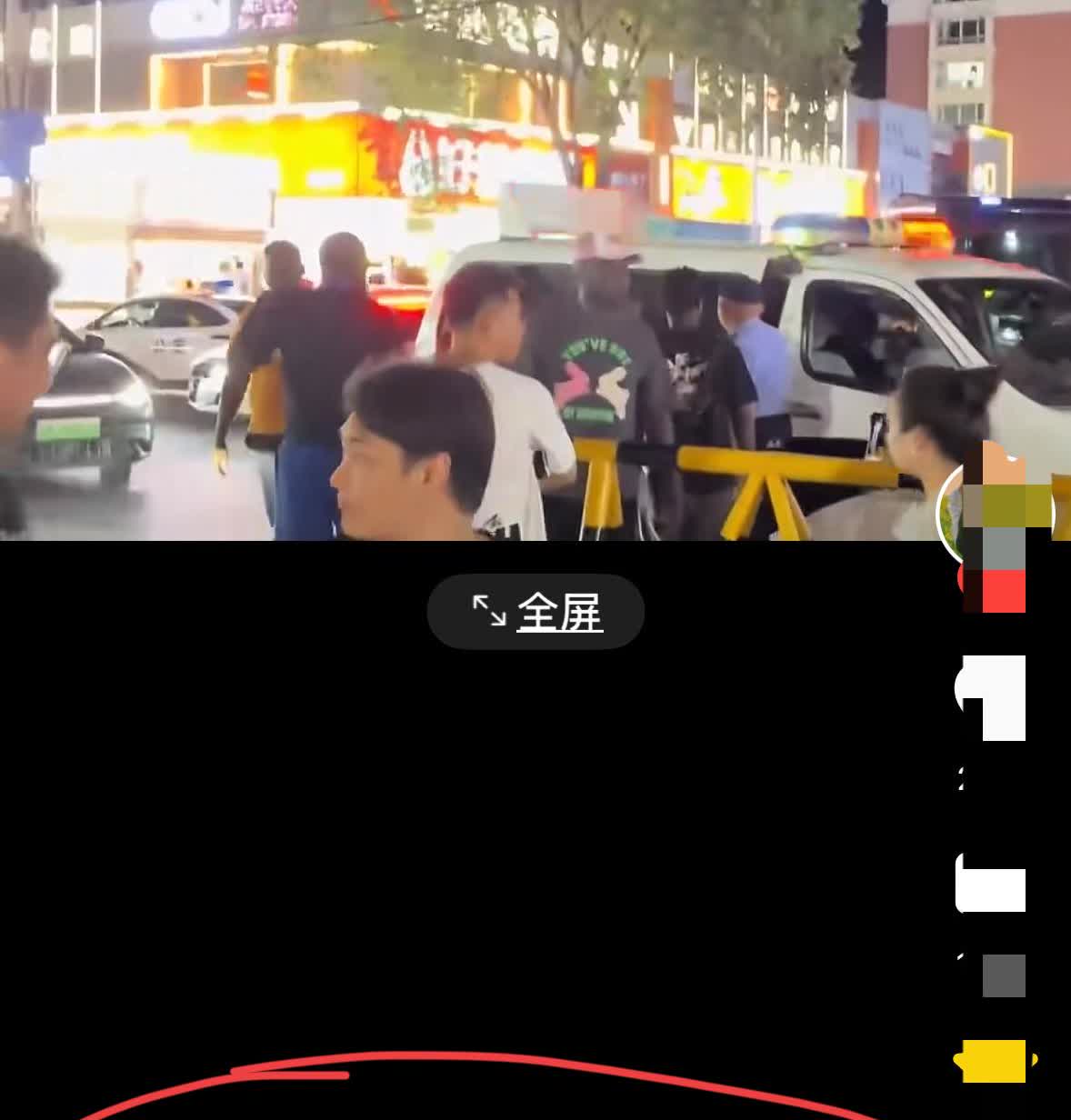 只因为同伴被抓，仅几名非洲黑人已敢抱团围堵推搡执法，令人吃惊。这是最近在