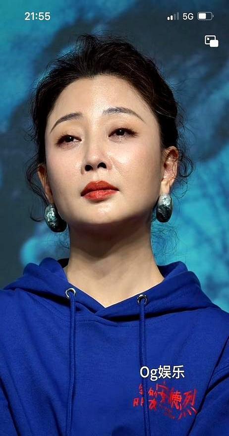 别人在饭局上拼资源，45岁的殷桃，在健身房里磨武器。那张比基尼照不是炫耀，是宣