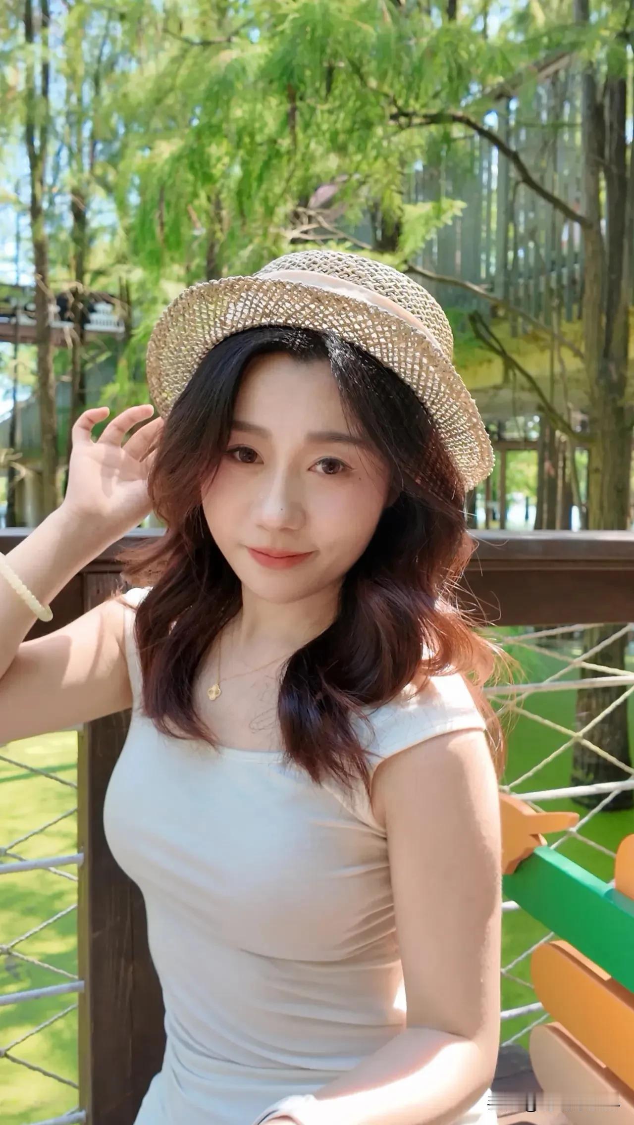 阳光洒肩头，活力四溢的早晨在公园长椅上，看树叶随风轻晃。女孩的笑声，