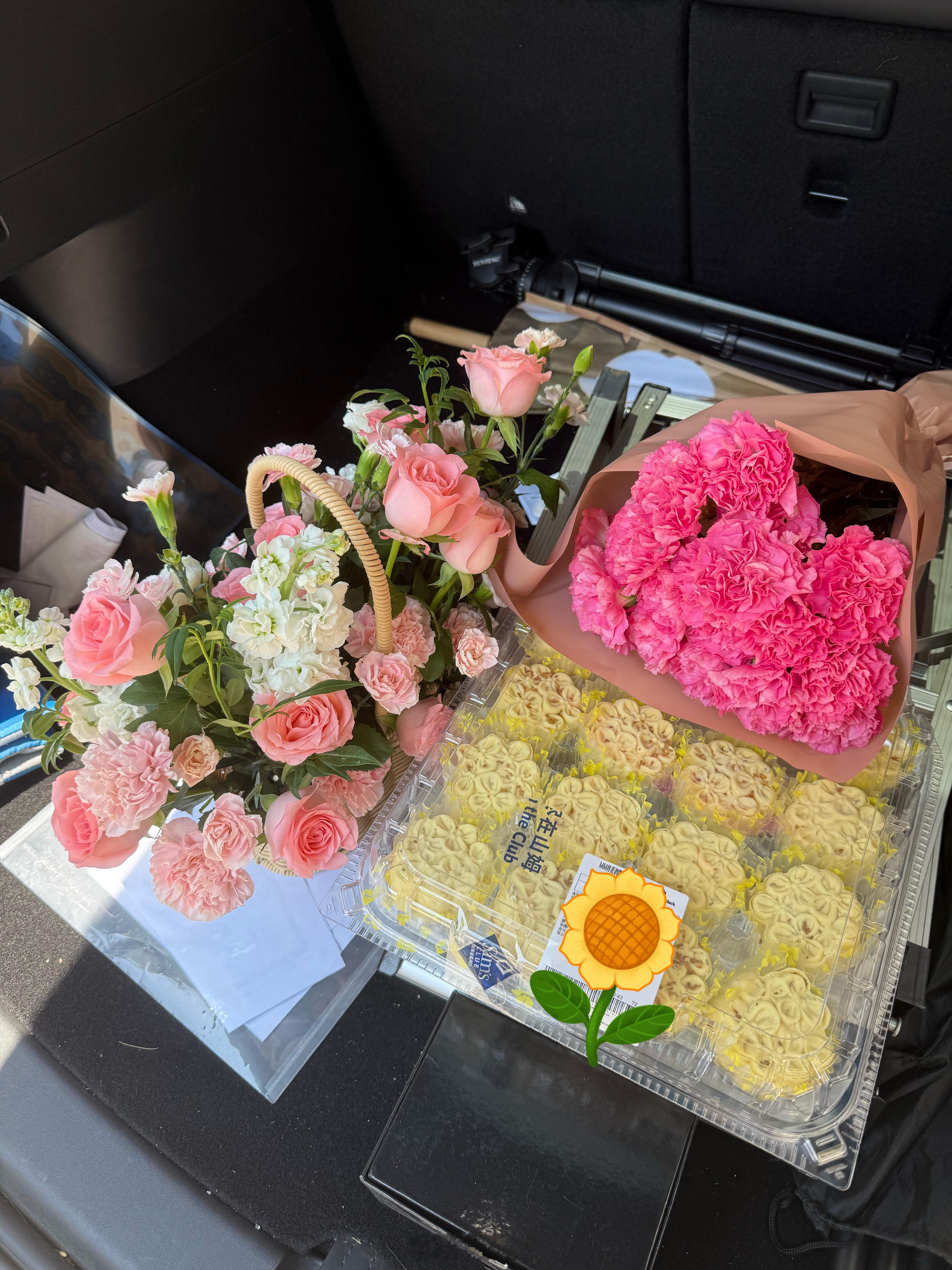 又是一年母亲节，早上从工地上匆匆往市里赶，给妈妈、婆婆买了花，还买了外婆最喜欢的