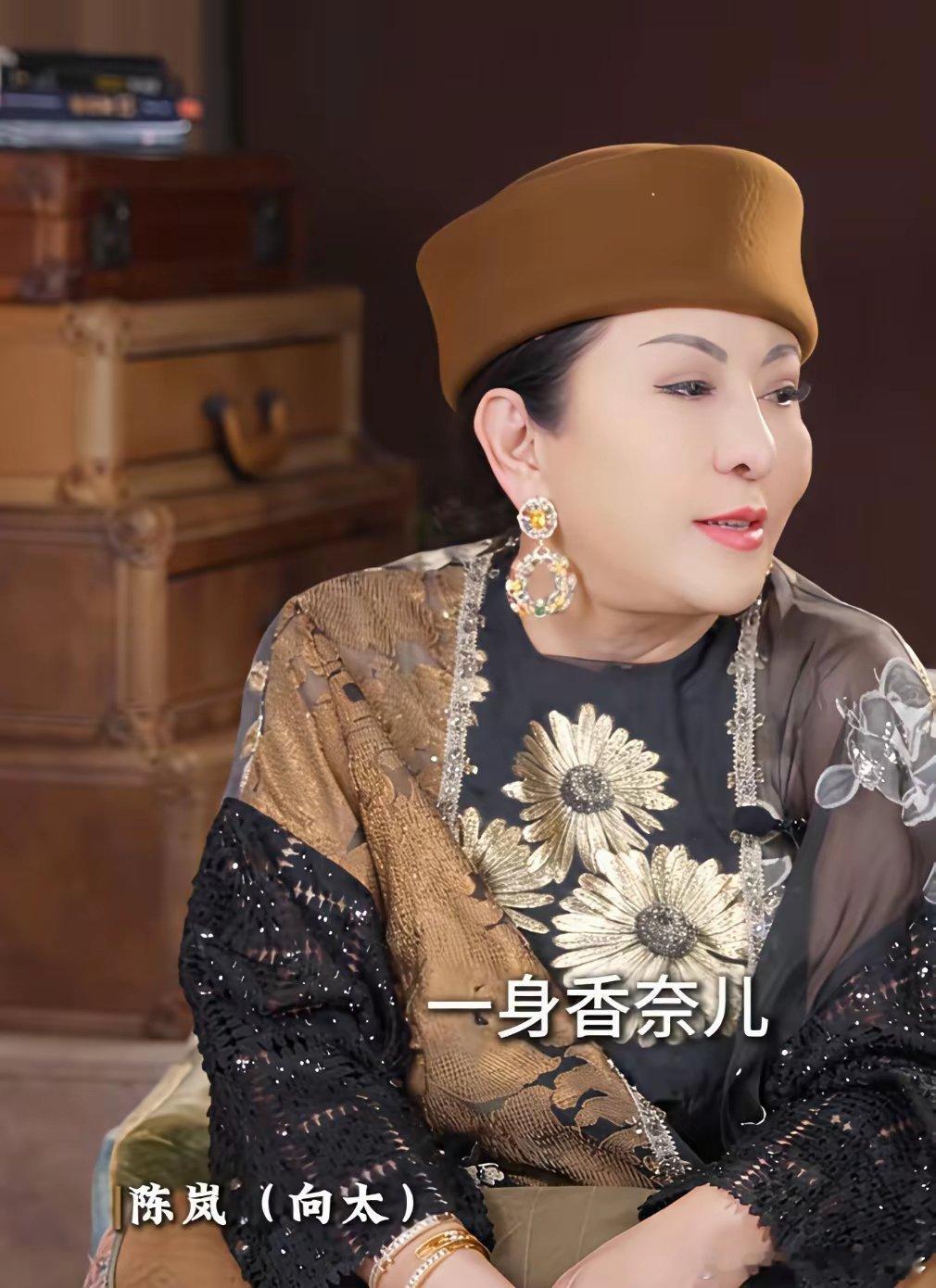 向太说，她当年接向佐放学，要把34码都嫌大的香奈儿长裙剪掉一半，露出腿，惊艳全场