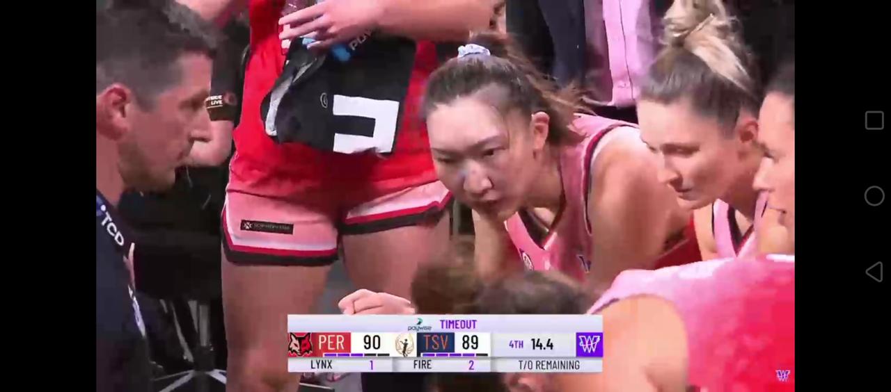 澳大利亚，这裁判太黑了！硬生生把韩旭吹下去了！韩旭在澳大利亚这联赛就是bug存