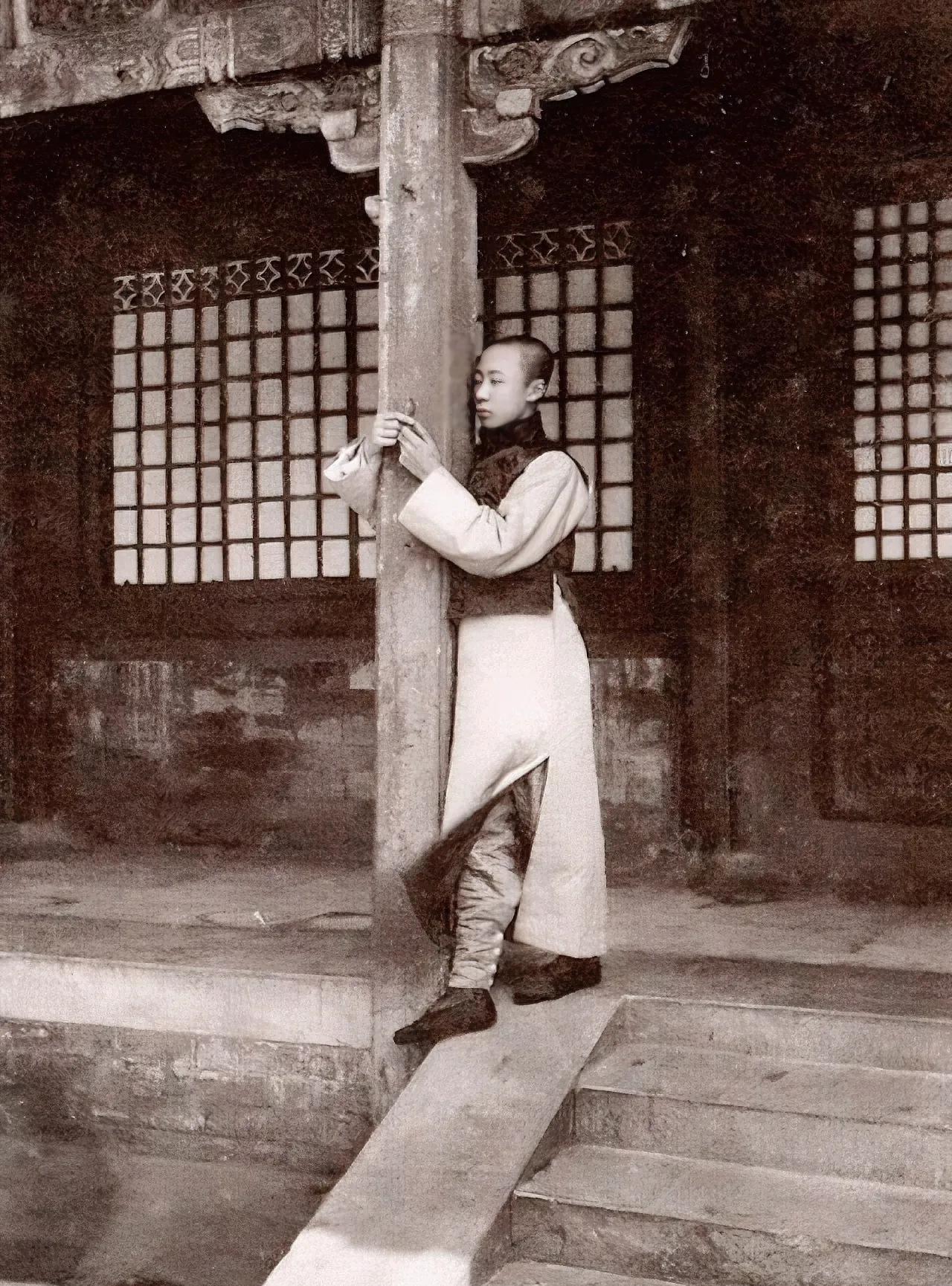 您能认出这位清秀少年吗？这位满清少年，满满的书生气质。此刻抱着柱子，双目似张