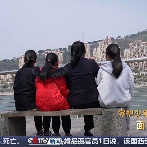 这事儿听着就让人来气。2018年重庆有三个小姐妹，大姐17岁，二妹10岁，三妹才