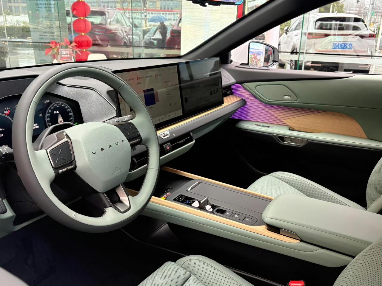 雷克萨斯这个设计有点东西啊，这个氛围灯灯条的位置和线条还是非常有设计感的！讲