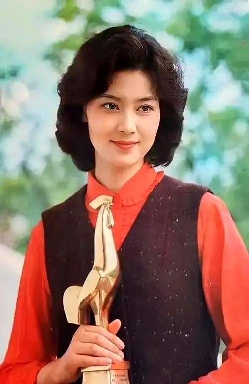 三封金鸡，潘虹仍是天花板。没人追得上，但有人想弯道超车。去年影后给了何赛