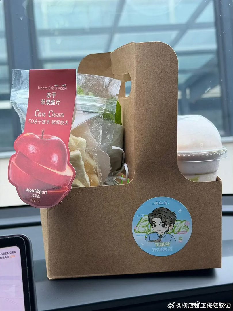 男208请粉丝喝大桶水，请剧组喝奶茶？？为何这么区别对待呢？