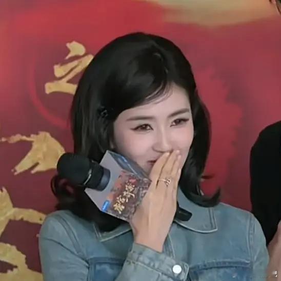 白鹿剪了sana同款千金卷，好看吗