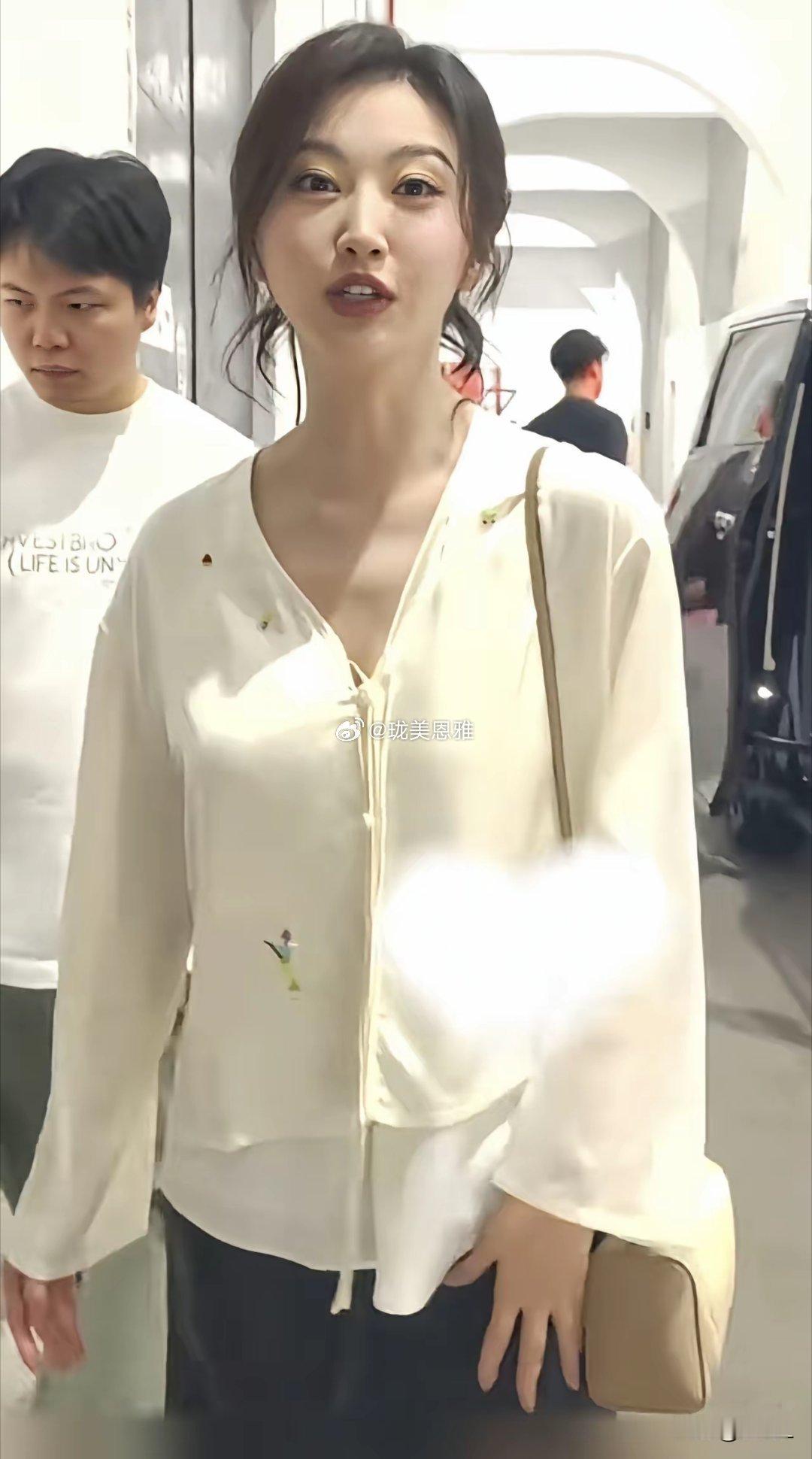 景甜胳膊细腿也掩盖不了少妇韵味可惜还没有嫁人有点杨钰莹的影子​​​