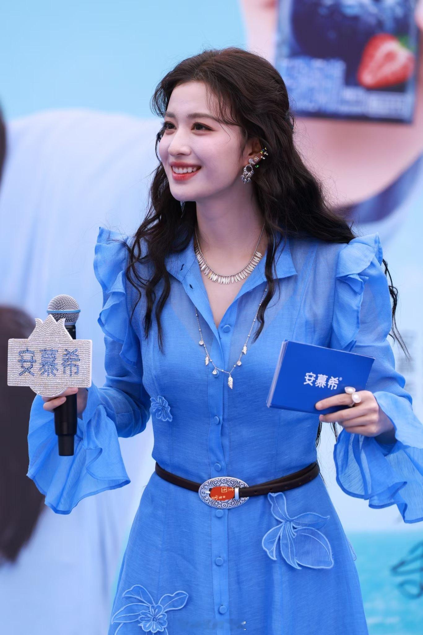 今天是蓝蓝的Chuan💙王楚然雅安安慕希站台生图掉落AI都被王楚然的颜值惊艳