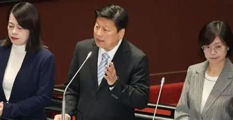 韩国瑜的暴怒毫无道理，立院三读通过的议案，政院不落实不副署，作为立院院长，才应该
