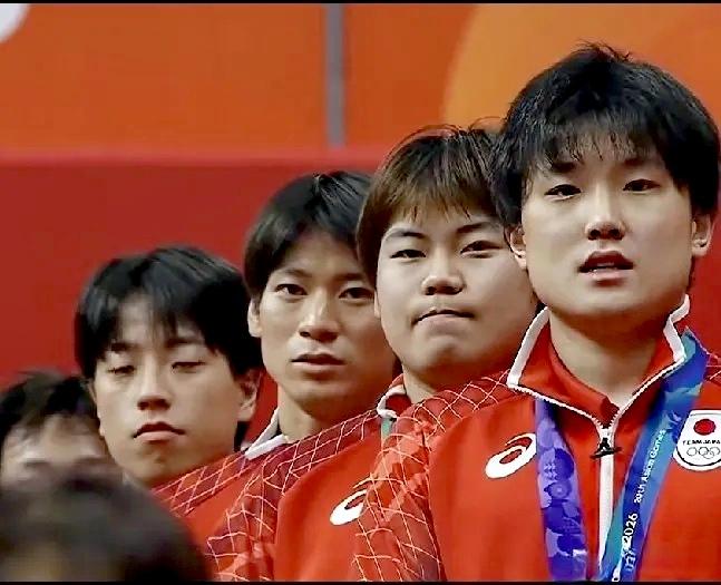 有点看不懂张本智和了！在亚运会3:2战胜国乒后，除了表达获胜的喜悦外，还做了一
