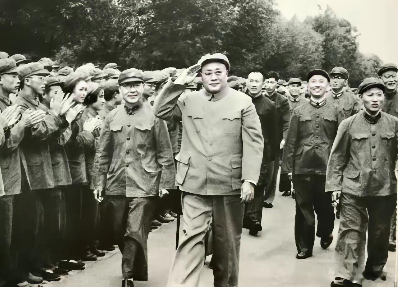 刘伯承在军事学院当院长时，遇到这么一件事。有一天他路过学员宿舍，正好几个学生下课