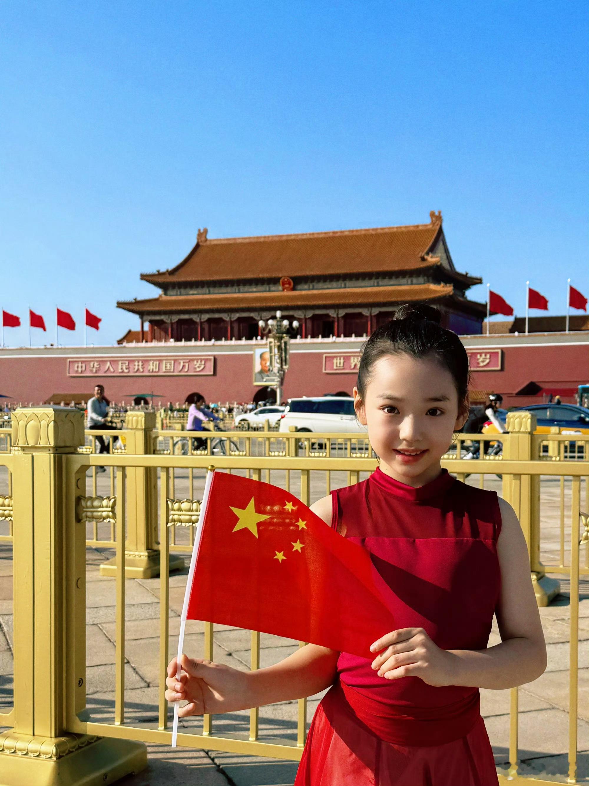小酒窝国庆限定小酒窝在天安门举国旗拍照[抱抱]好漂亮好可爱​​​