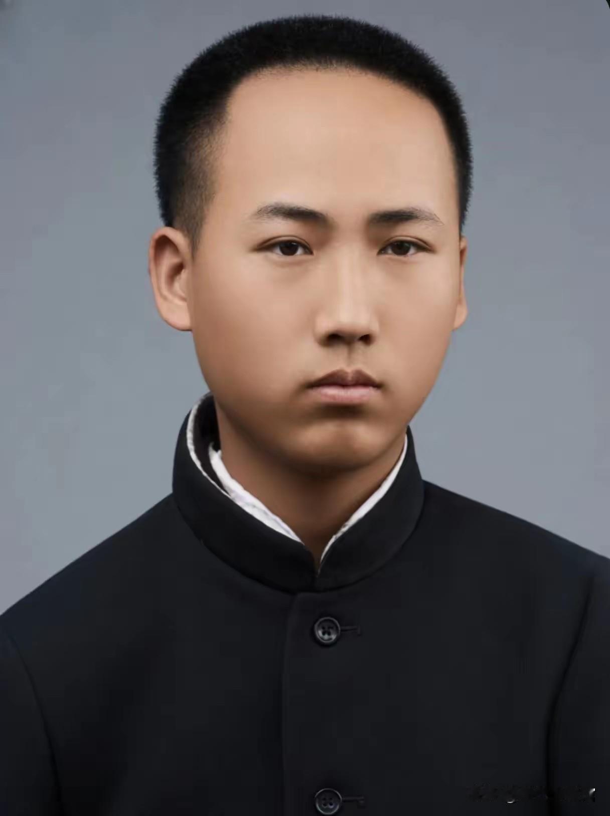 四幅画像还原青年毛泽东不同风貌，眉宇间尽显救国求索的坚定志向与少年风骨。1