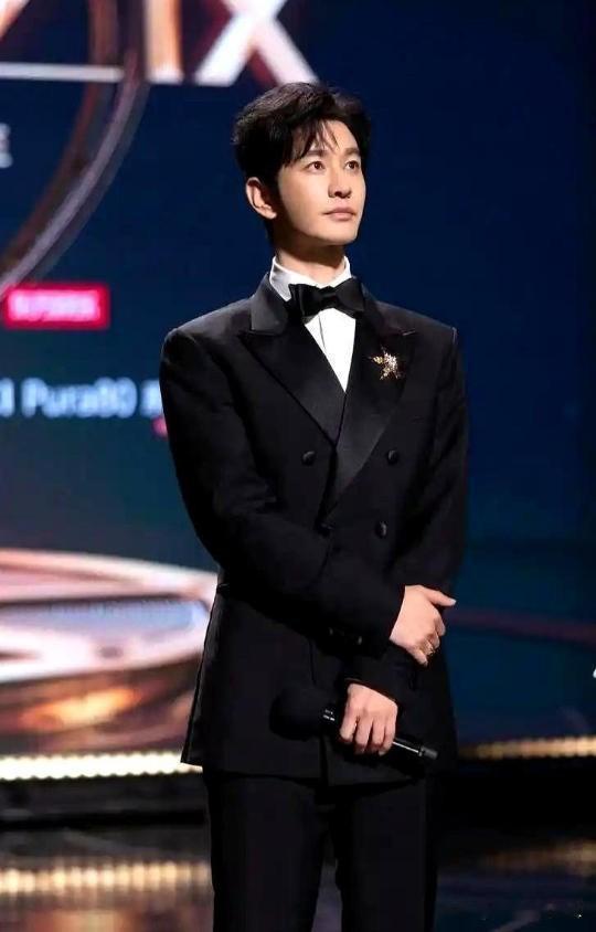 2008年，黄晓明借钱砸进去540万，买了180万股华谊兄弟原始股。2009年华