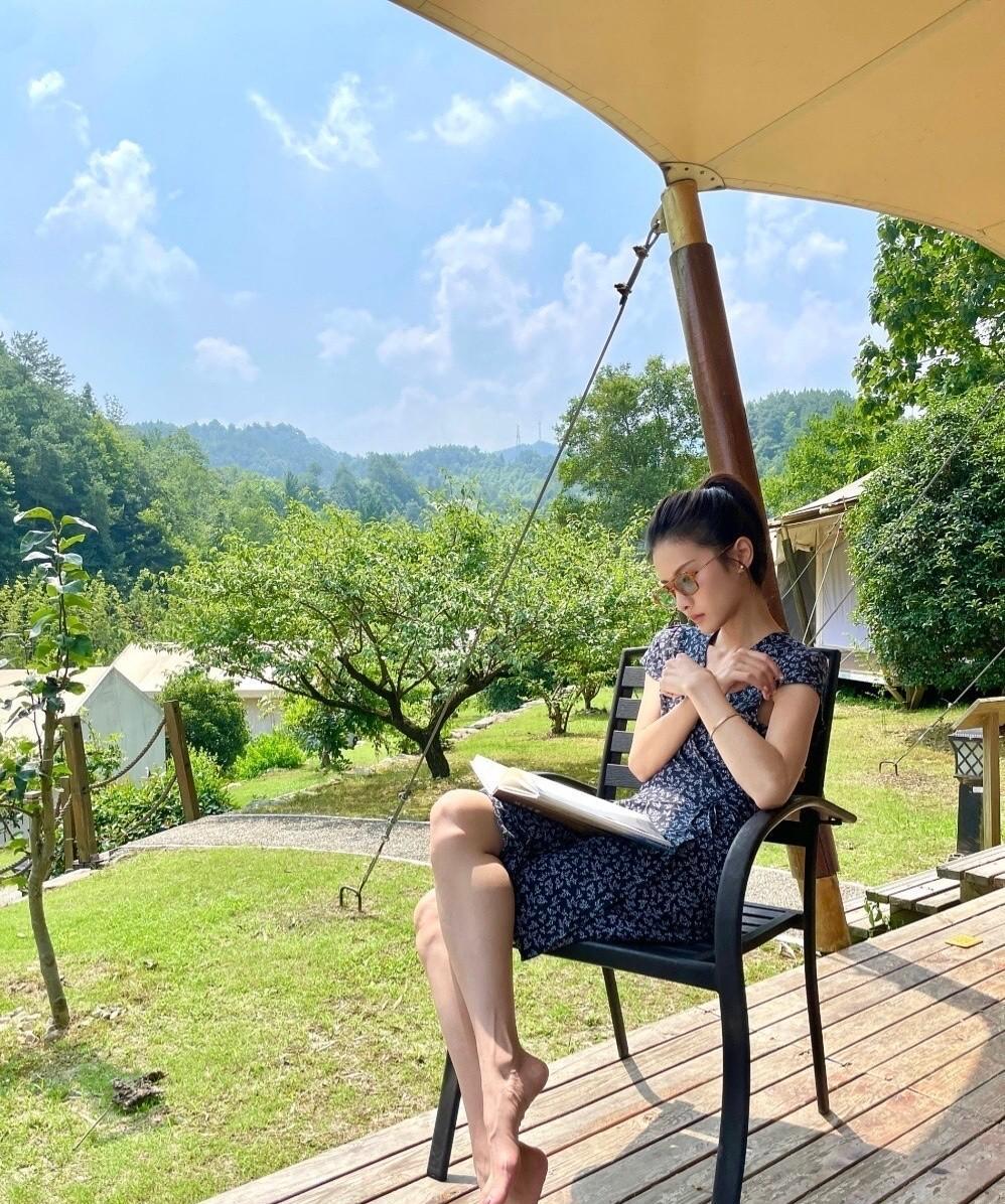 LaiYuqi,164cm，女孩在阳台上看书晒太阳。