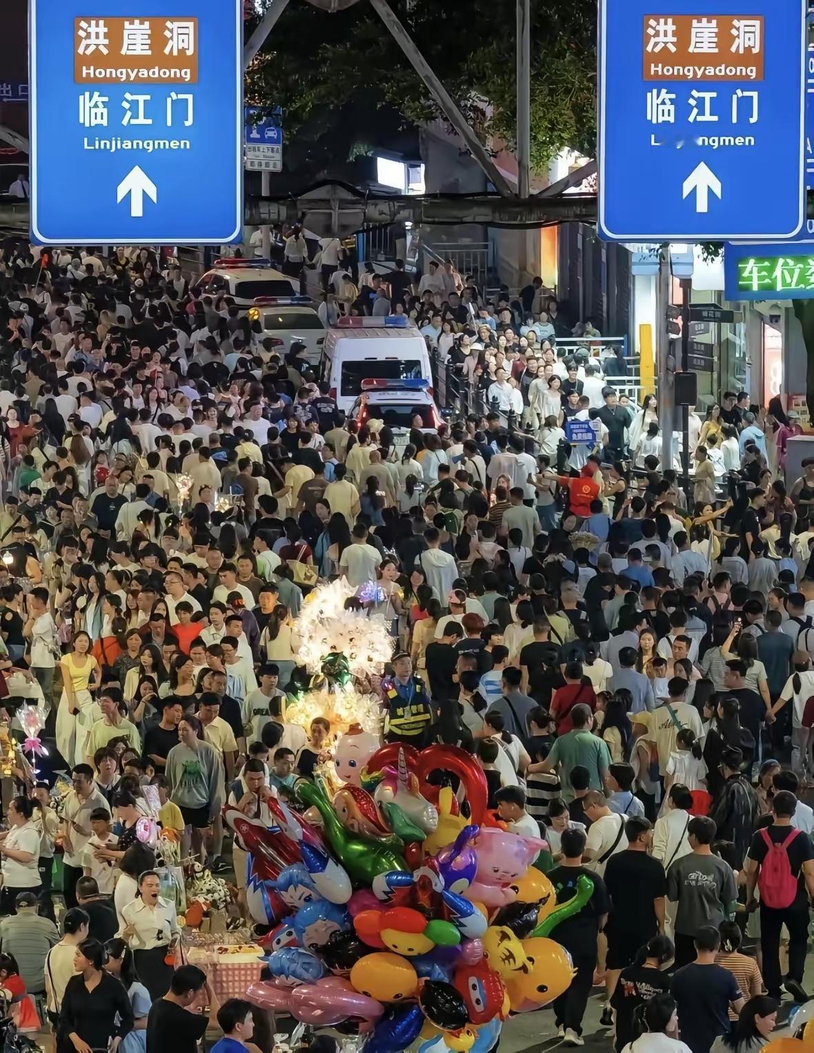 我想说句大实话，不知道会不会被喷！都在说重庆是全国旅游热门城市第一。这点倒是