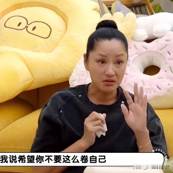 瞿颖说：“胡兵妈妈前两年过世了。胡兵有一个比他大两岁的哥哥。小时候他家里条件也没