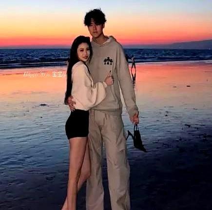 现在最尴尬的应该就是汪峰了。大女儿小苹果刚晒出跟男朋友的合照，大家就跑去叮嘱那