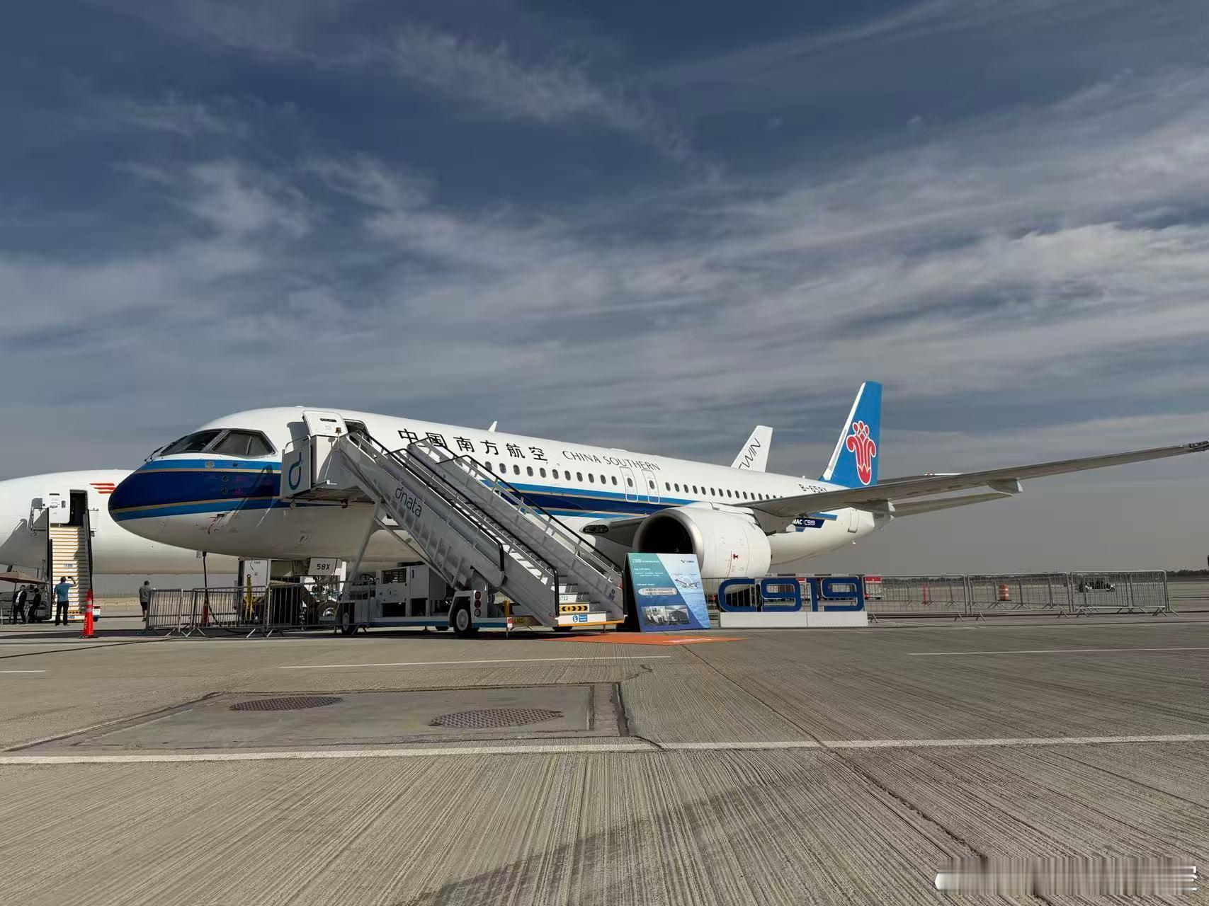 有一说一，南航这次参加航展的C919两舱装饰，真的很显高级感！材料、配色就是比现