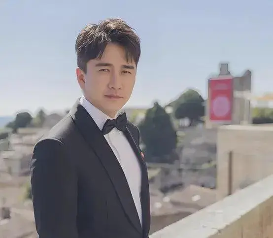 演员翟天临因在悼念已故演员朱媛媛的微博下，与网友爆发激烈争执引发热议。此次事件