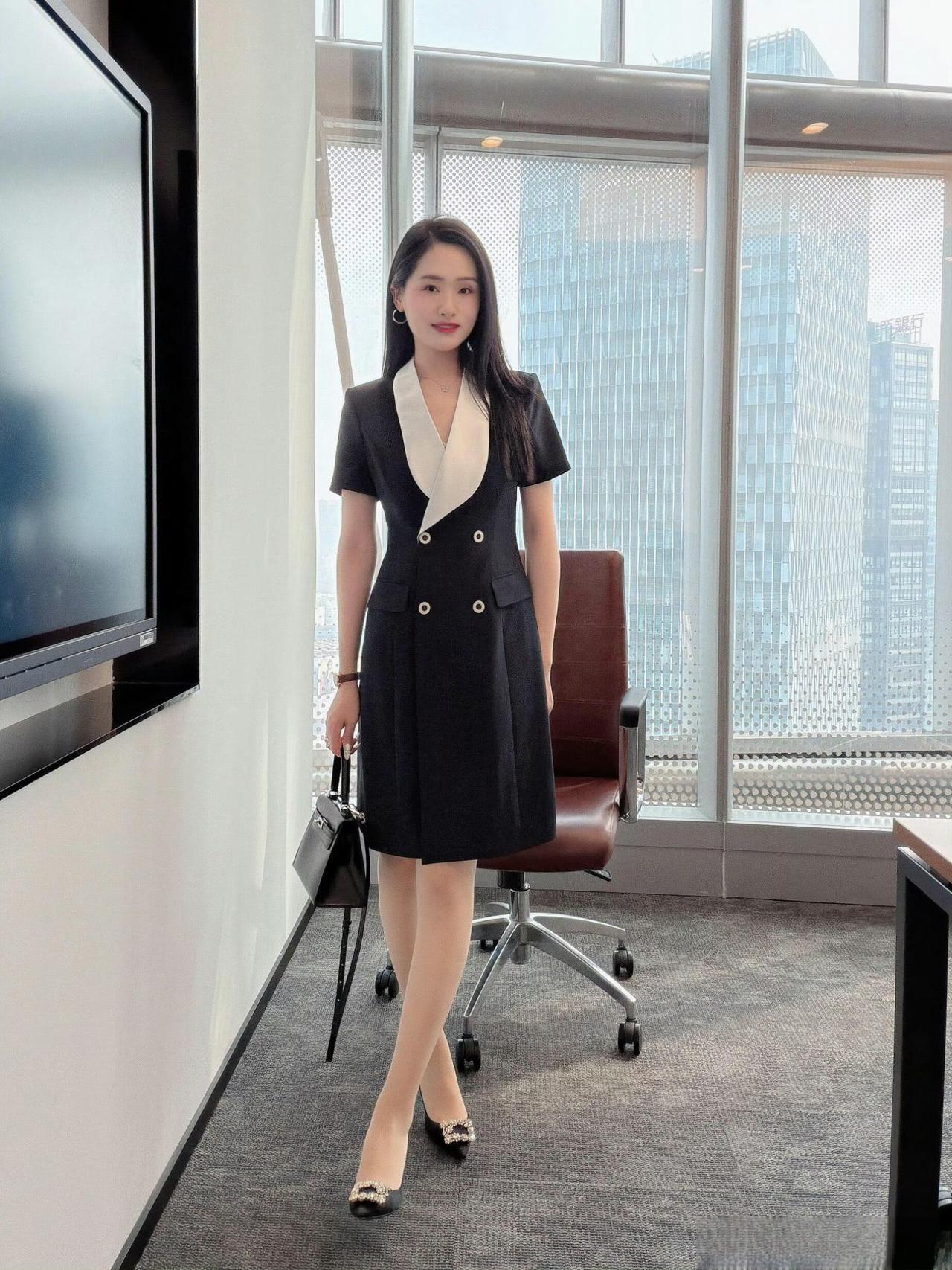 这套是“精致职场通勤风”穿搭，细节设计让正式装更有质感：-单品选了黑底白