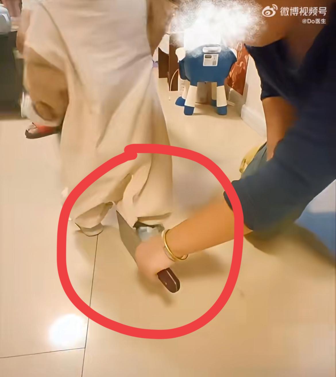 把刀立在学走路的娃儿两脚之间,这是哪里的习俗?据说这个的寓意是用菜刀割掉娃儿两脚
