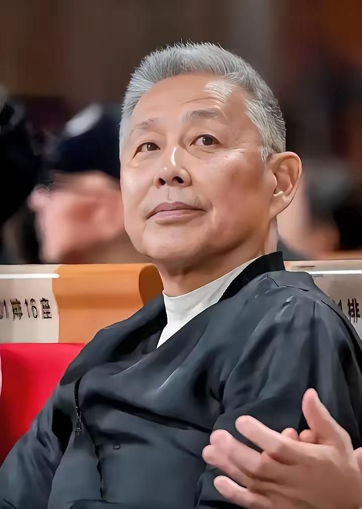 遇到女人，一律说对方瘦了；遇到穷人，一律说钱不重要，快乐就好；遇到美女，夸她有内