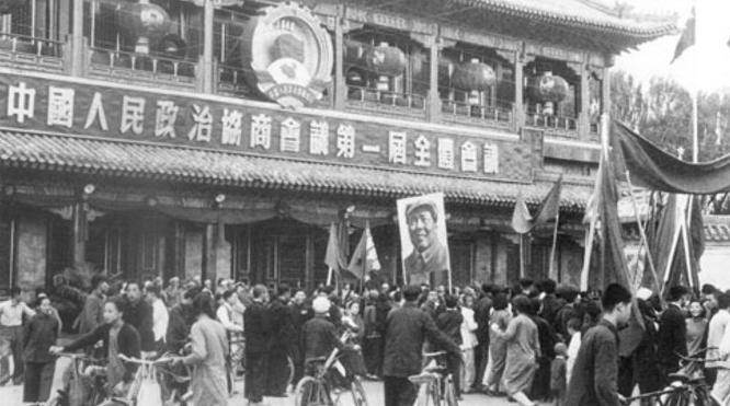1949年9月30日，选举中央人民政府主席，576张有效选票里，毛泽东得575票