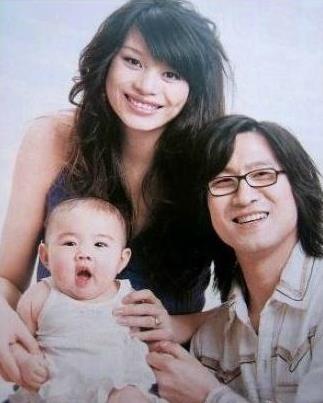 2005年，葛荟婕被汪峰赶出家门，她苦苦哀求汪峰：“我好歹给你生了个孩子，你多少