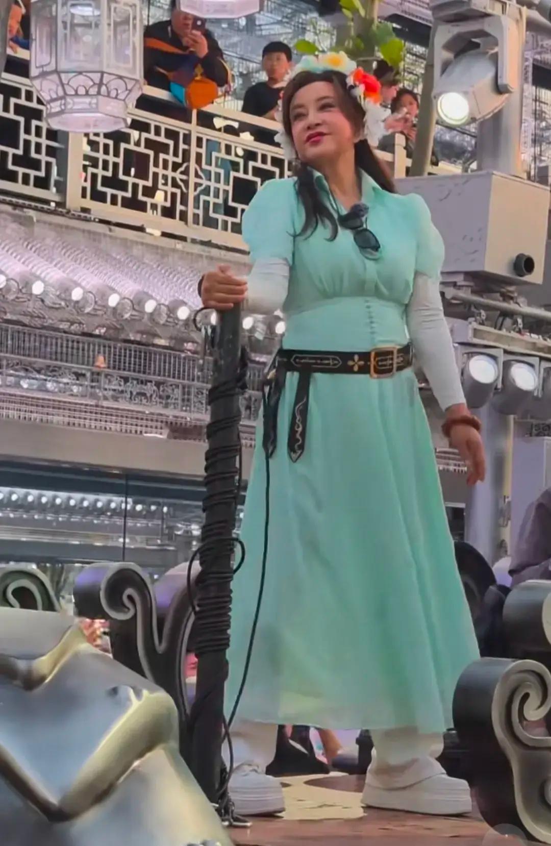 刘晓庆现身河南万岁山参加活动，她穿衣打扮非常鲜艳，她站在巡车上跳舞，快80岁的人