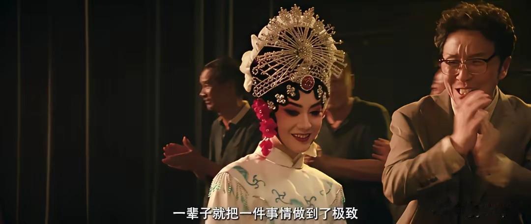 原著里的易青娥练吹火，松香粉燃爆烧了眉毛头发都不吭一声，一个人能练到吐血。剧里的
