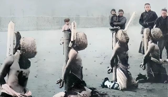 1910年，武昌文昌门外刑场，四位无名烈士即将被清军杀害前的照片，他们被除去了上