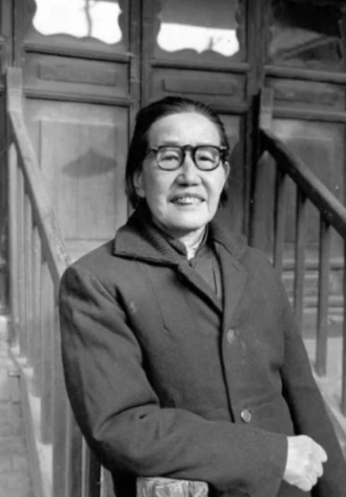 故事，1937年，一位女红军在牧民家中诞下一子。当马家军搜捕时，她正给孩子喂奶，