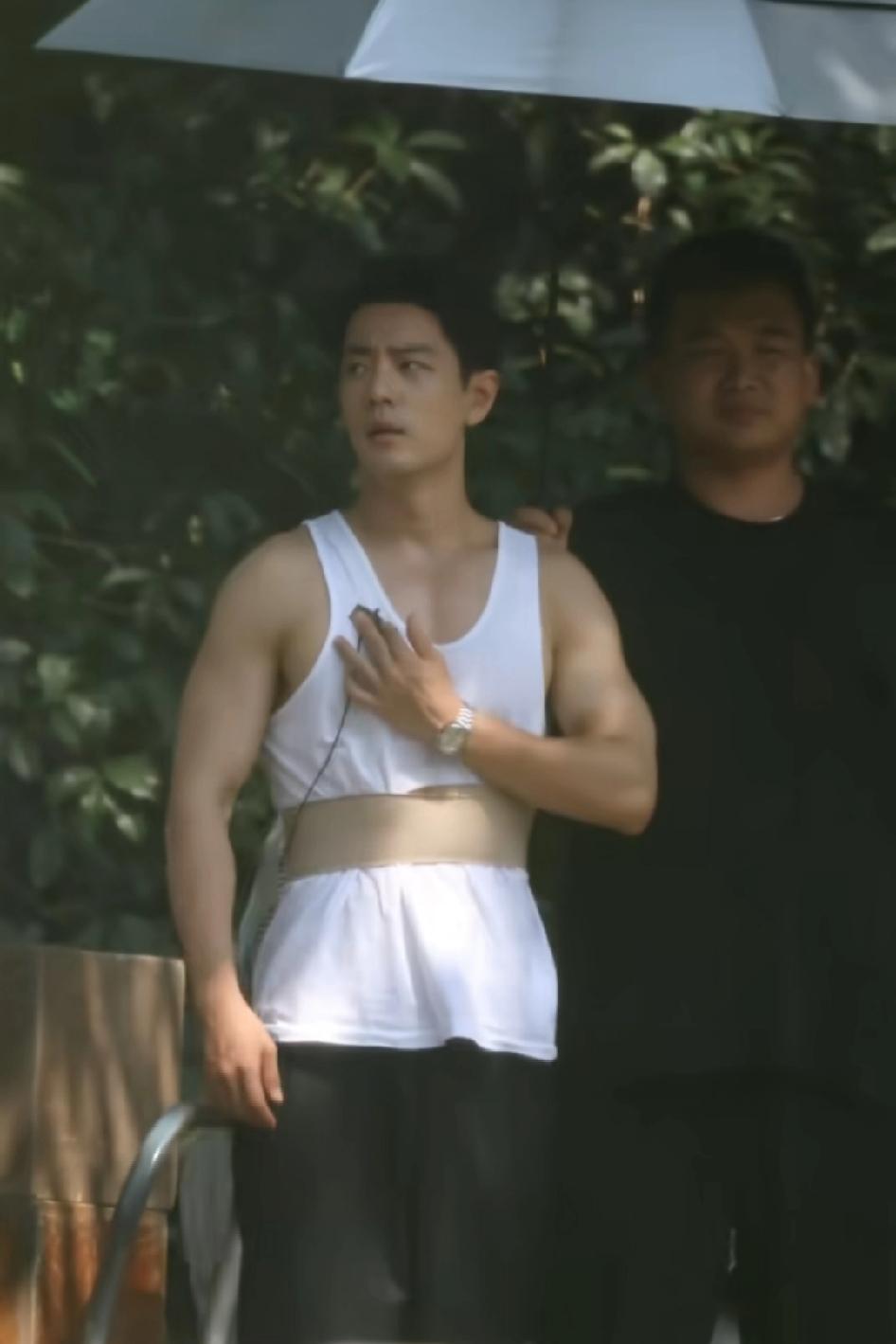 原以为肖战很瘦，没想到这臂膀练得这么健壮，穿起衣服来又很瘦，怎么做到的?不能再