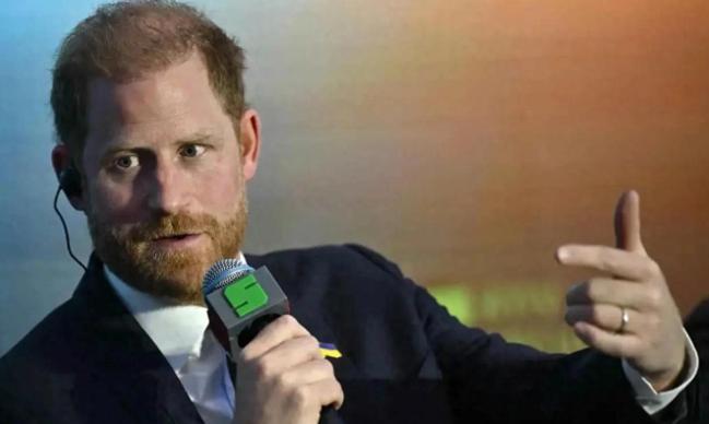 哈里访乌公开表态：我永远是英国王室一员，血缘身份改不了。 这是他第三次访问乌