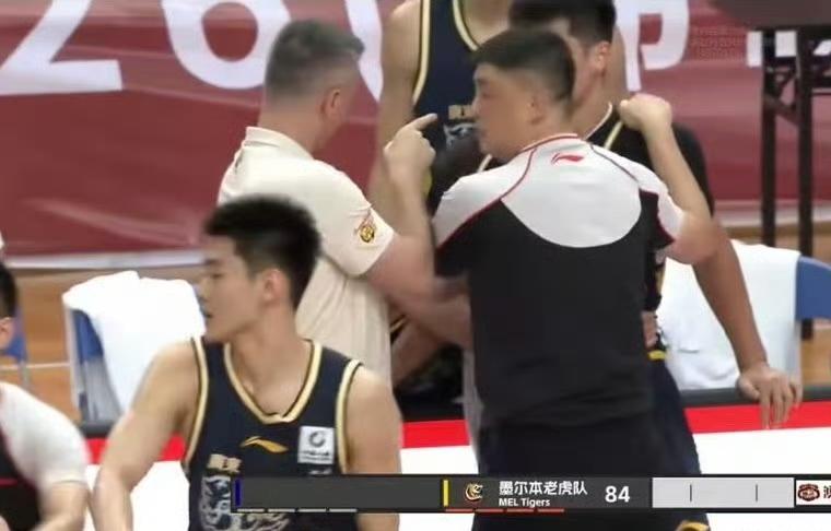 广东宏远与澳洲俱乐部热身赛爆发冲突！朱芳雨粉丝群直呼这4.9元花得值！在比赛快