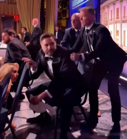 情况不对啊，晚宴枪击发生后，特勤人员第一时间先护送万斯离开，过几秒才有人去护送特