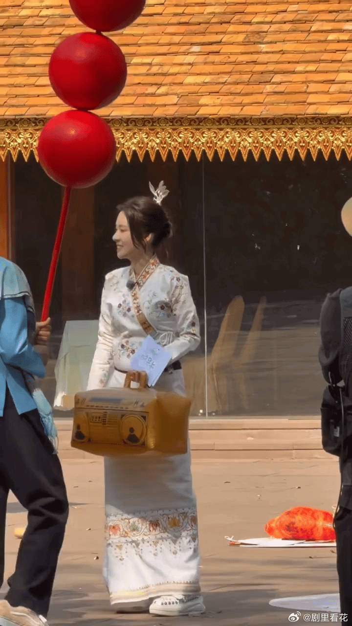 张碧晨完全是傣族公主谁能拒绝这么美的傣族公主！张碧晨这身造型清雅又大气，传统傣