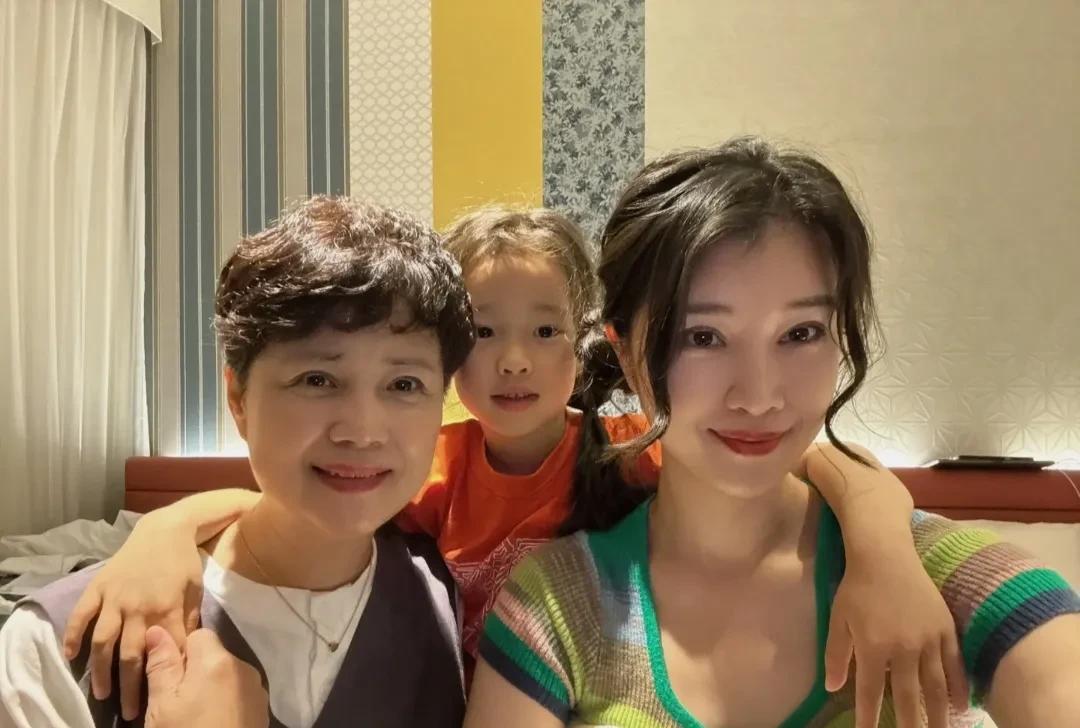 这祖孙三代共用一张脸啊！奚望母亲节晒与妈妈、女儿的合照，祖孙三人长得好像！作
