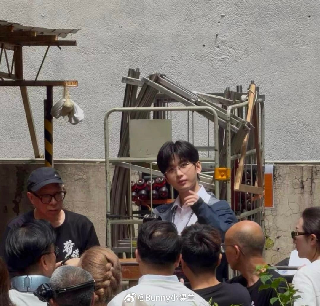 成毅《狩谎》香港开机路透，在剧中饰演高知心理学家，有没有内味了