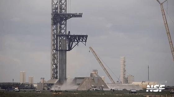【SpaceX测试水喷淋系统时发生爆炸部件炸飞到天上，水雾满天喷，到底咋回事？】