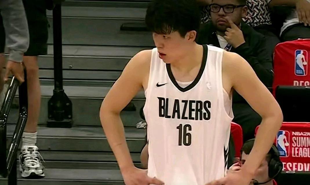 杨瀚森人气高的吓人！夏联开拓者19分打爆火箭队，今天的比赛关注度极高，直播观赛