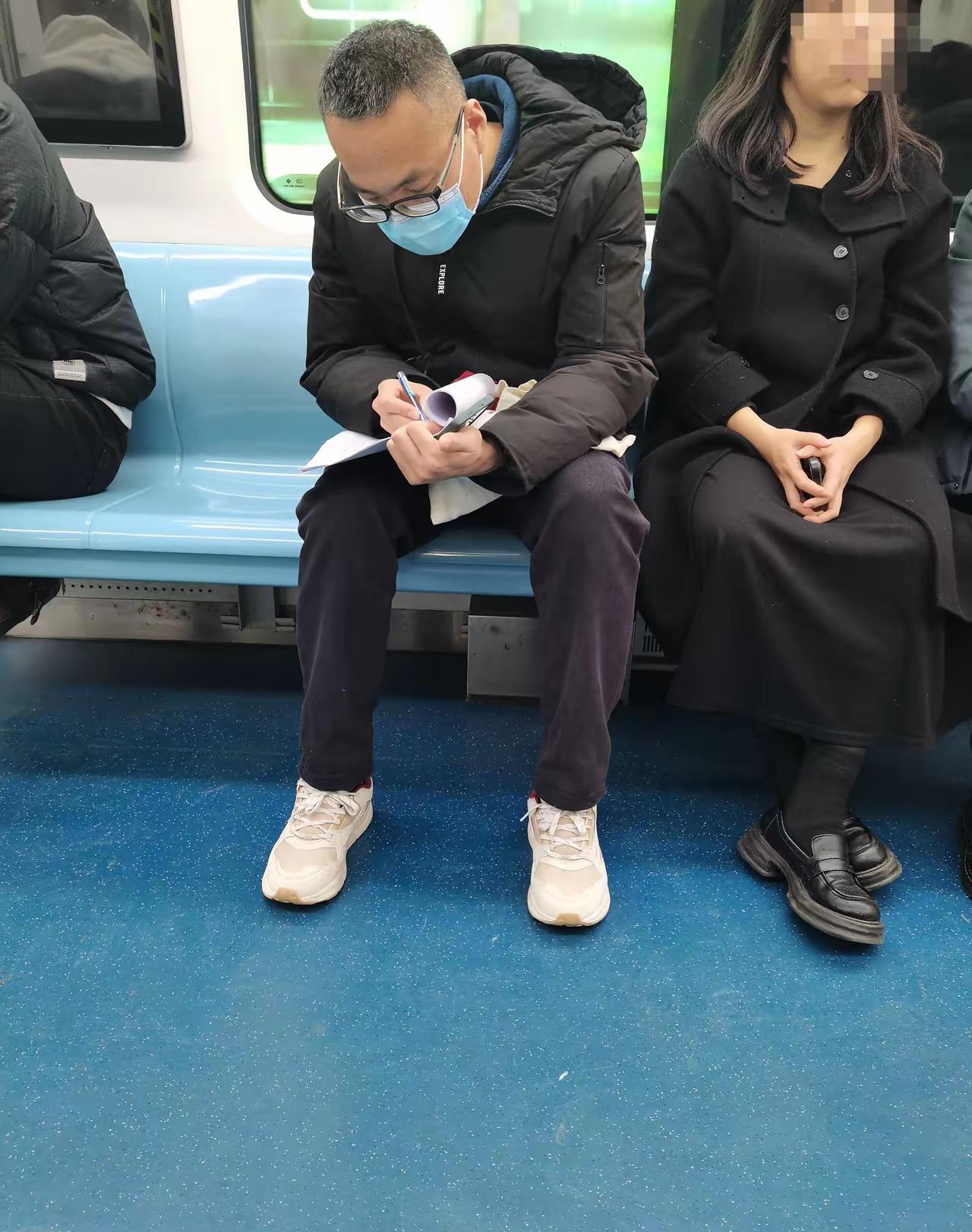 地铁里的白发背影，藏着当代年轻人的坚韧与温柔西安地铁一号线，一位30多岁的