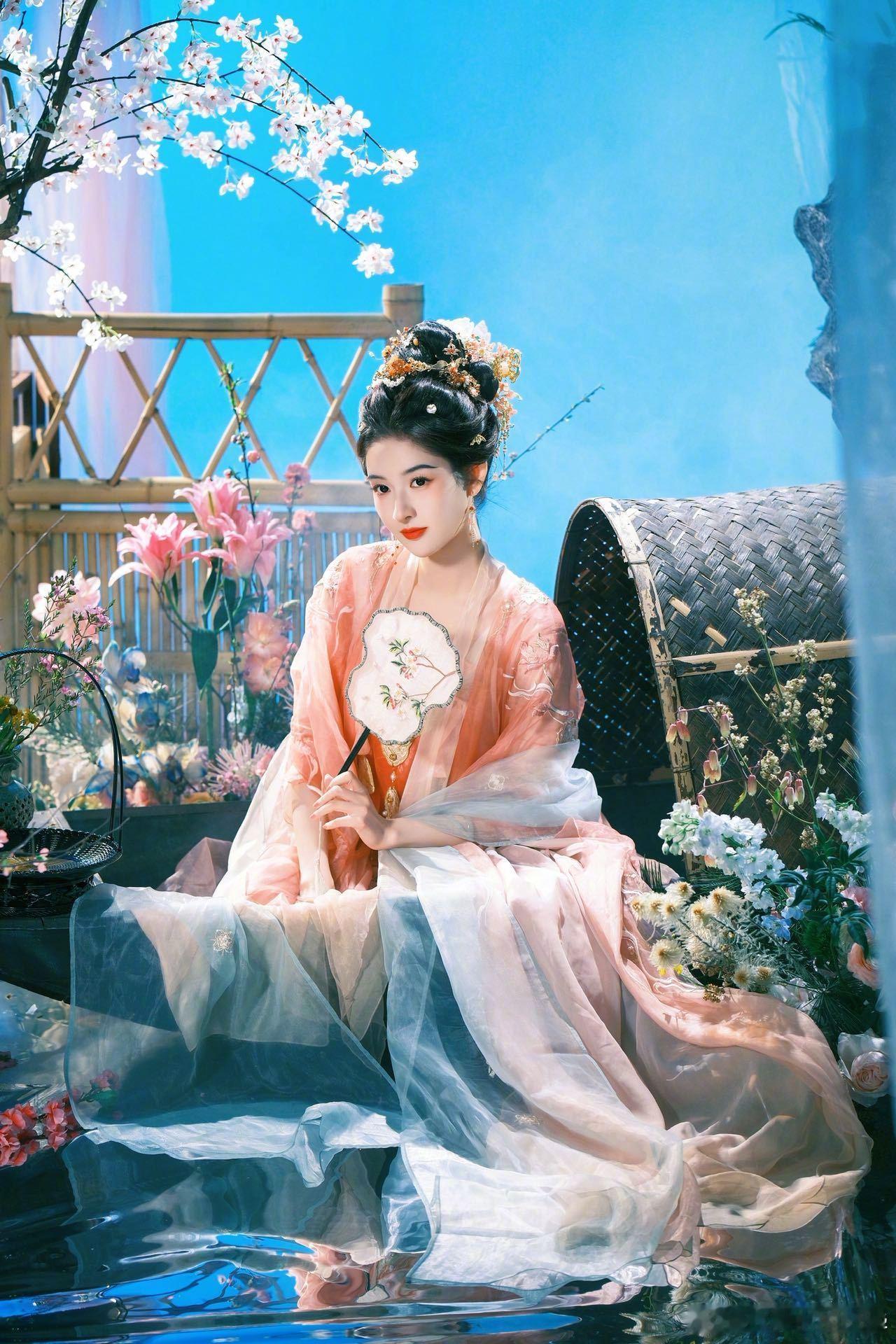 王玉雯上完春晚上凡间王玉雯这是从春晚舞台走进古画里了？工作室古风照温柔灵动，名