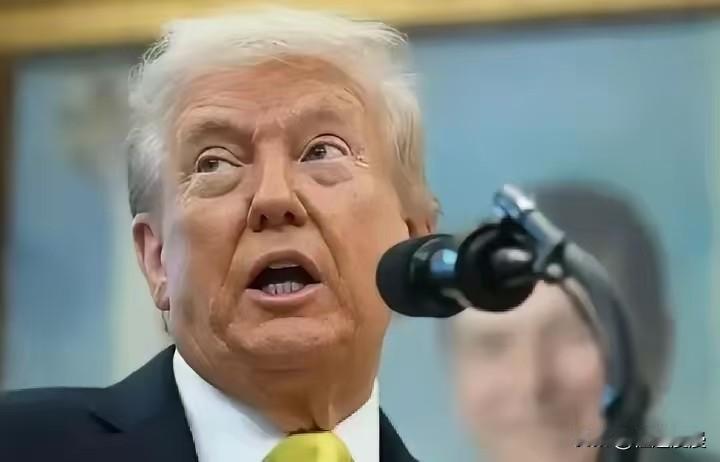 特朗普为什么每次一上台就先搞中国呢？说白了，因为中国最肥，如果跪了，30多万亿国