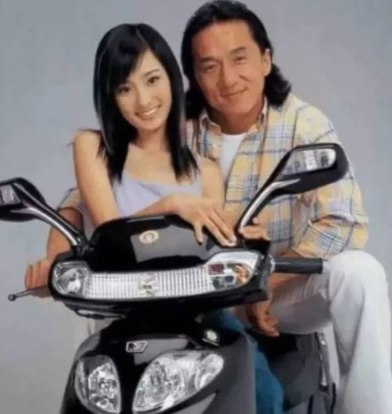 2003年，49岁的成龙和17岁的杨幂合拍一个摩托车广告，成龙把杨幂搂在怀里，两